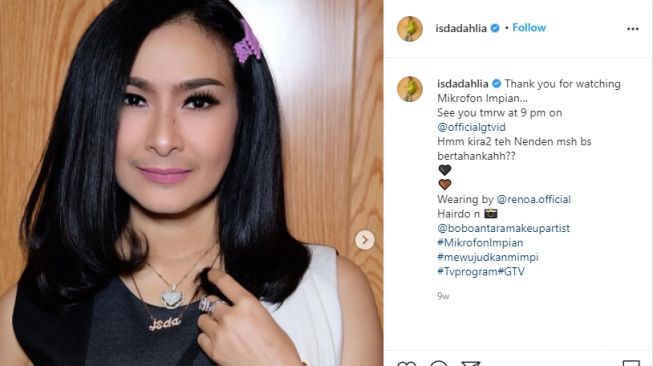 Potret Manis Iis Dahlia dengan Kumis Tipis [Instagram/isdadahlia]