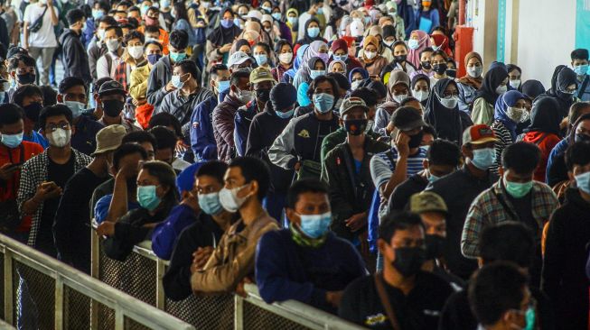 Sejumlah warga antre untuk mengikuti vaksinasi COVID-19 massal di Stadion Pakansari, Kabupaten Bogor, Jawa Barat, Kamis (19/8/2021).  ANTARA FOTO/Yulius Satria Wijaya