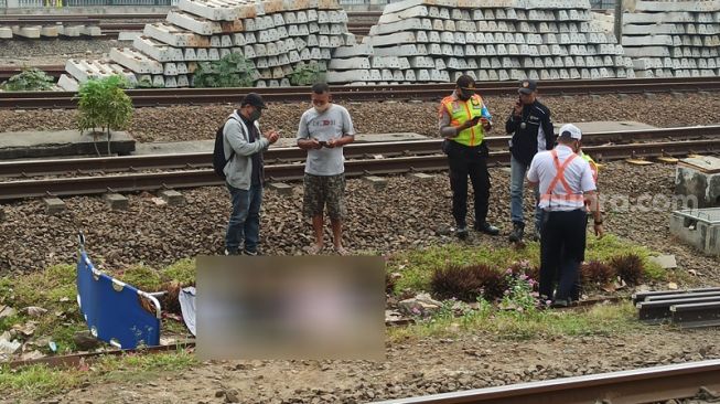 Sempat Mondar-mandir, Brakk! Pemuda di Bekasi Tabrakan Diri ke Kereta yang Melintas