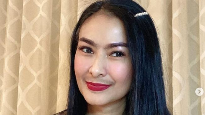 Iis Dahlia Bikin Konten Mesra dengan Pilot Muda, Reaksi Suami Tak Terduga