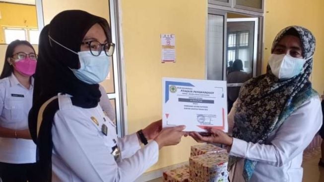 Pegawai Terbaik di RSUD Morowali Utara Dapat Penghargaan