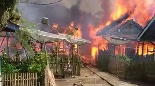 Sindangresmi Pandeglang Gempar, 12 Rumah Warga Terbakar di Siang Bolong