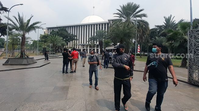 Jamaah usai melaksanakan Salat Jumat di Masjid Istiqlal, Jakarta Pusat, dengan penerapan protokol kesehatan (prokes) secara ketat, Jumat (20/8/2021). [Suara.com/Yaumal Asri Adi Hutasuhut]