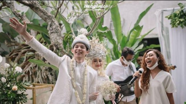 Adu gaya Lesti Kejora dan Dinda Hauw saat akad nikah [Instagram/dindahw]