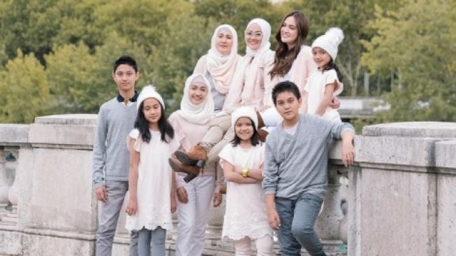 Potret Shandy Aulia dan saudara. [Instagram/shandyaulia]