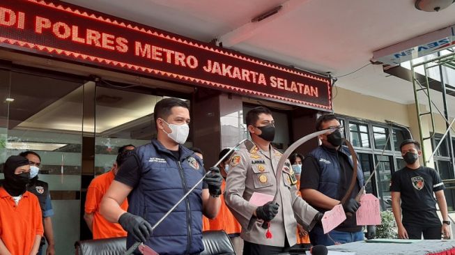 Wakapolres Jakarta Selatan AKBP Antonius Agus Rahmanto bersama jajarannya menunjukkan barang bukti yang digunakan para pelaku tawuran di Mampang, Jumat (20/8/2021). [ANTARA/Sihol Hasugian[