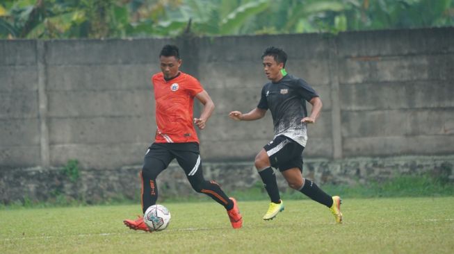 Suasana laga uji coba antara Persija Jakarta vs Dewa United di POR Sawangan, Depok, Kamis (19/8/2021). (dok. Persija)