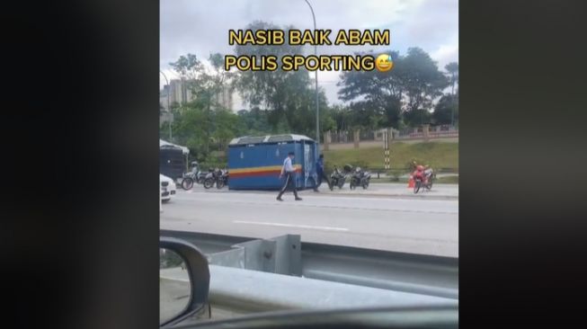 Cowok hampiri polisi, videonya viral. (TikTok)