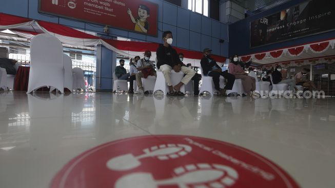 Warga melakukan observasi usai mendapatkan vaksinasi COVID-19 pada warga di Stasiun Juanda, Jakarta, Jumat (20/8/2021). [Suara.com/Angga Budhiyanto]