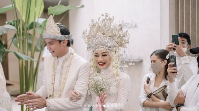 Adu gaya Lesti Kejora dan Dinda Hauw saat akad nikah [Instagram/dindahw]