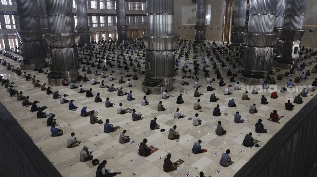 Sejumlah umat Islam mendengarkan khotbah sebelum menunaikan sholat Jumat berjamaah di Masjid Istiqlal, Jakarta, Jumat (20/8/2021). [Suara.com/Angga Budhiyanto]