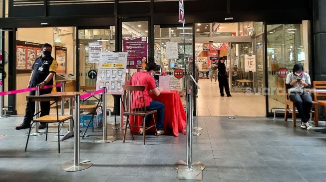 Sejumlah petugas memeriksa dokumen serta pengecekan suhu tubuh di Aeon Mall BSD City, Tangerang, Jumat 20 Agustus 2021.  [Suara.com/Hilal Rauda Fiqry]