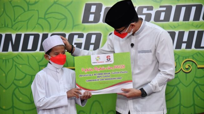 Momen 10 Muharram, Menparekraf Bagikan 10 Ribu Beasiswa Khusus Anak Yatim Piatu