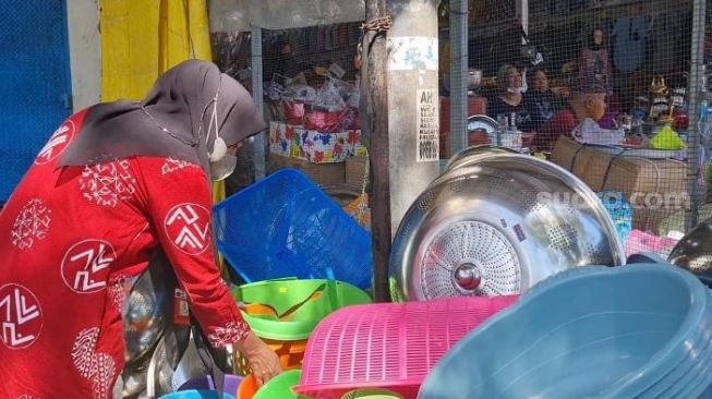 Warga di Kota Makassar membeli perlengkapan rumah tangga pada 10 Muharram, Kamis 19 Agustus 2021. Umumnya membeli timba atau baskom. Uniknya warga tidak mau menawar harga [SuaraSulsel.id / Lorensia Clara Tambing]