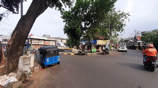 Lokasi pembacokan yang menewaskan Indramayu (51) saat melerai tawuran antarpemuda di Johar Baru, Jakpus dengan cara mengibarkan bendera Merah-Putih. (Suara.com/Yaumal)