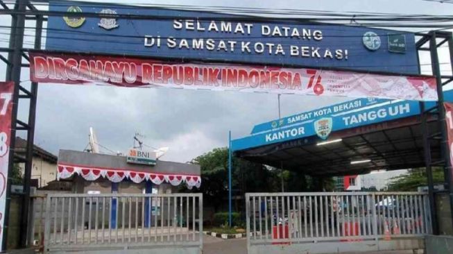 Kantor Samsat Kota Bekasi, Jawa Barat di Bulak Kapal Kecamatan Bekasi Timur. (ANTARA/Pradita Kurniawan Syah).