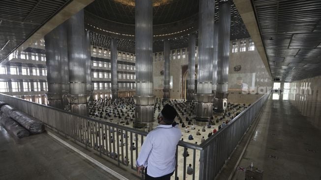 Sejumlah umat Islam mendengarkan khotbah sebelum menunaikan sholat Jumat berjamaah di Masjid Istiqlal, Jakarta, Jumat (20/8/2021). [Suara.com/Angga Budhiyanto]