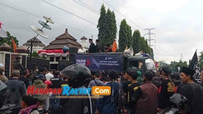 Geruduk Kantor Wali Kota dan DPRD, Muslim Tasikmalaya: PPKM Menyengsarakan!