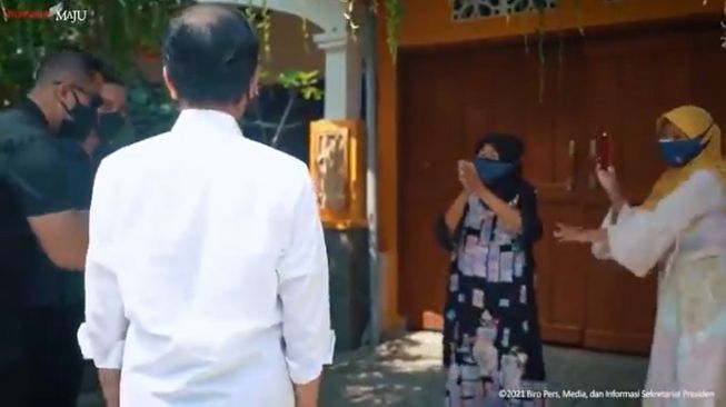 Viral Emak-emak Gemes Lihat Jokowi Tinjau Program Vaksin di Depan Rumahnya