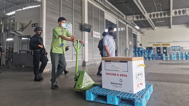 Vaksin Sinopharm tiba di Bandara Kualanamu, Deli Serdang, Sumatera Utara. [dok: Humas Brimob Polda Sumut]