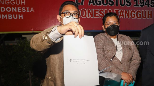 Tim kuasa hukum Sunny Dahye menunjukkan bukti ujaran kebencian yang ditujukan untuk Sunny Dahye saat ditemui di Polres Metro Jakarta Utara, Jumat (20/8/2021). [Suara.com/Alfian Winanto]