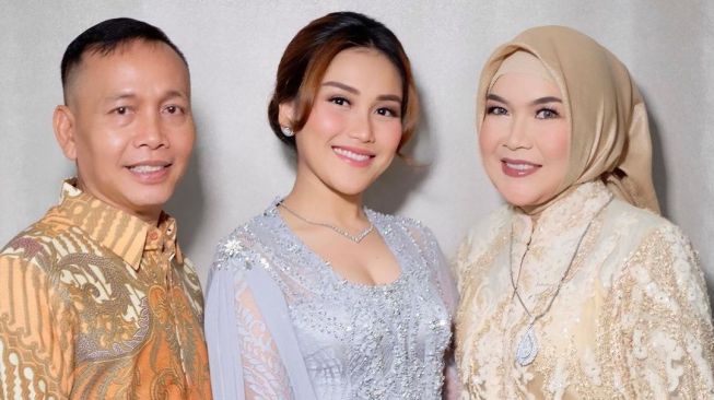 Ayah Ojak, Ayu Ting Ting dan Umi Kalsum (Instagram.com)