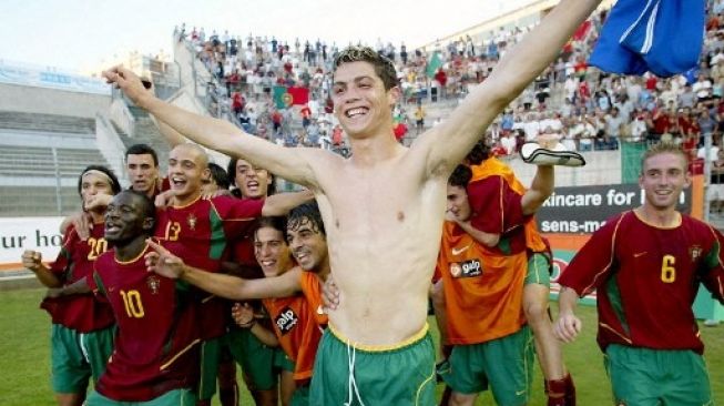 Cristiano Ronaldo saat tampil bersama Timnas Portugal U-21. (GERARD JULIEN / AFP)