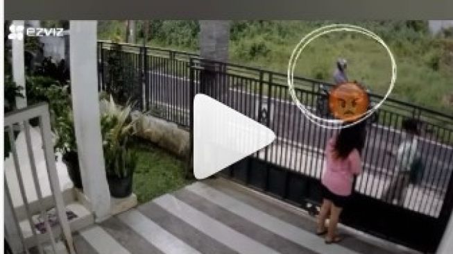 Viral! Aksi Eksibisionis Teror Cewek di Malang