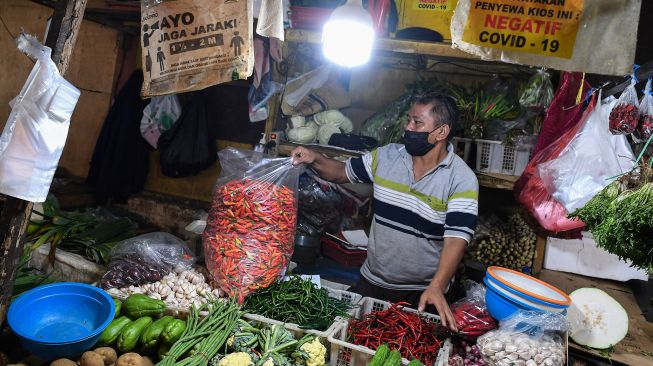 Pedagang menata dagangannya di Pasar Muara Karang, Penjaringan, Jakarta Utara, Jumat (20/8/2021).  ANTARA FOTO/Sigid Kurniawan