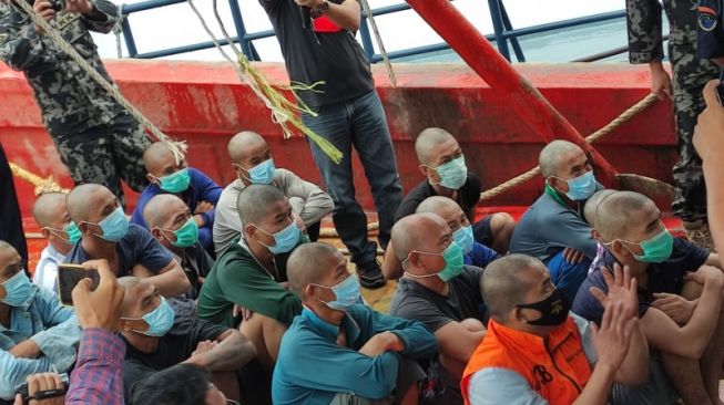 Sebuah Kapal Vietnam Terbakar dan Tenggelam Saat Dikejar Petugas