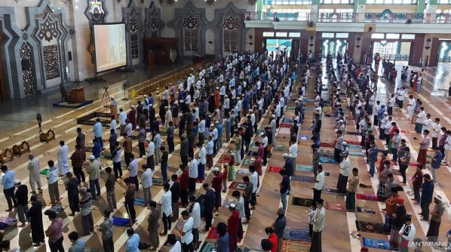 Pelaksanaan Salat Jumat di Masjid Raya Jakarta Islamic Center (JIC), Koja, Jakarta Utara, di tengah PPKM Level 4, Jumat (20/8/2021). [ANTARA/Abdu Faisal]