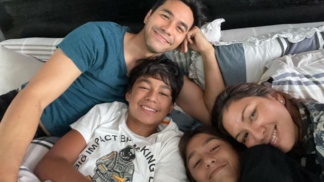 Darius Sinathrya dan Donna Agnesia bersama kedua anaknya. [Instagram]