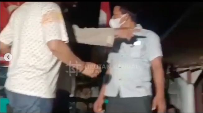 Tangkapan layar video seorang Kades di Kendal menantang polisi untuk berkelahi saat akan membubarkan dangdutan di desanya. [Instagram/@liputan.kendal.terkini]