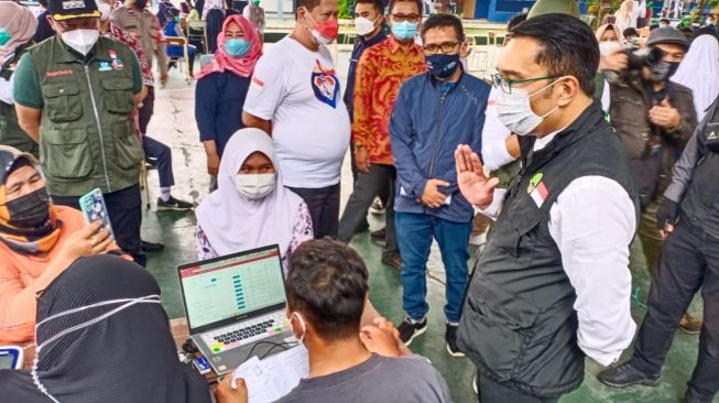 Gubernur Jawa Barat Ridwan Kamil meninjau vaksinasi di kalangan pelajar di SMPN 2 Padaaldang, Kabupaten Bandung Barat (KBB) pada Sabtu (21/8/2021). [Suara.com/Ferrye Bangkit Rizki]