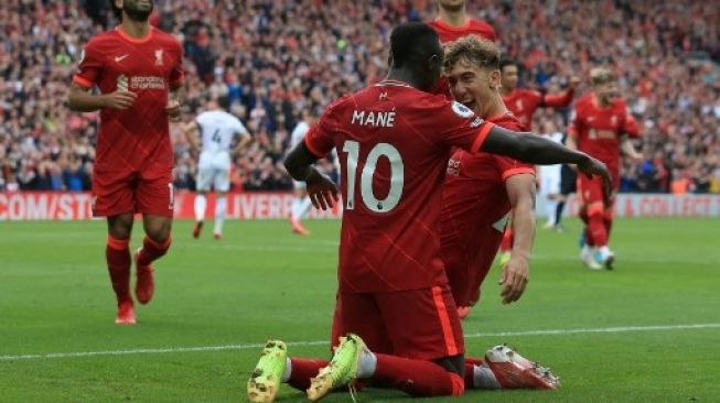 Pemain Liverpool Sadio Mane rayakan gol ke gawang Burnley dalam pertandingan pekan ke-2 Liga Premier Inggris 2021/22 di Anfield, Sabtu (21/8/2021). [AFP]