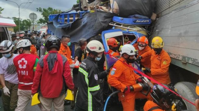 Proses evakuasi pengemudi truk yang terjepit di sebelah selatan Universitas Muhammadiyah Yogyakarta (UMY), Sabtu (21/8/2021). - (SuaraJogja.id/HO-Basarnas Yogyakarta)