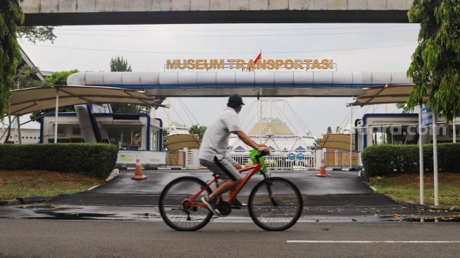 Warga bersepeda sore di kawasan Taman Mini Indonesia Indah, Jakarta Timur, Sabtu (21/8/2021). [Suara.com/Alfian Winanto]