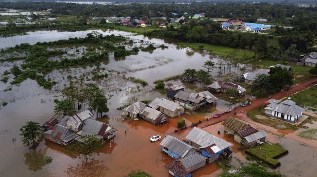 Foto udara sejumlah rumah terendam banjir di Desa Wonoamonapa, Kecamatan Pondidaha, Konawe, Sulawesi Tenggara, Sabtu (21/8/2021). [ANTARA FOTO/Jojon]