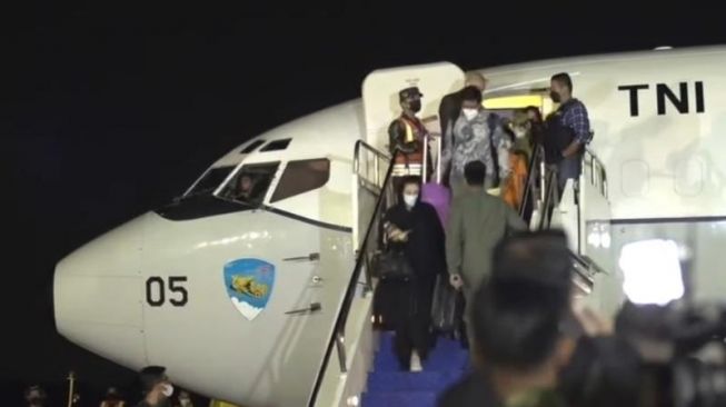Sebanyak 26 Warga Negara Indonesia (WNI) berhasil dievakuasi dari Afghanistan tiba di Bandara Halim Perdanakusuma, Jakarta, Sabtu (21/8/2021) dini hari. (Suara.com/Ummi Hadyah Saleh)