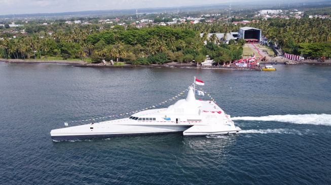 Foto udara KRI Golok-688 berlayar pada peluncurannya di Pantai Cacalan, Banyuwangi, Jawa Timur, Sabtu (21/8/2021). ANTARA FOTO/Budi Candra Setya