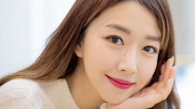 Bikin Challenge Pakai 10 Lapis Makeup, Sunny Dahye Panik saat Menghapusnya