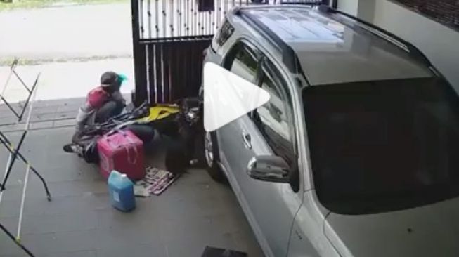 Emak-emak naik motor menabrak pagar rumah orang, anjing menggonggong menjadi biang keroknya (Instagram)