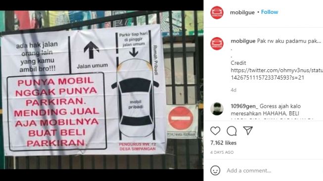 Spanduk sindiran bagi warga yang parkir di jalan umum. (Instagram/mobilgue)