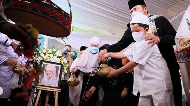 Anak Percha Leanpuri menyiram makam [instagram]