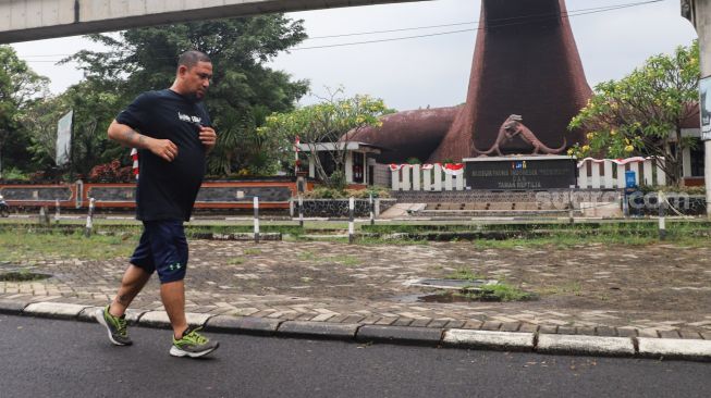 Warga berolahraga sore di kawasan Taman Mini Indonesia Indah, Jakarta Timur, Sabtu (21/8/2021). [Suara.com/Alfian Winanto]