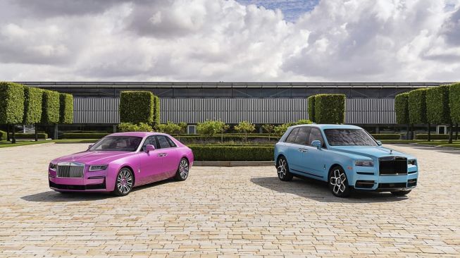 Rolls-Royce Motor Cars Americas menampilkan Bespoke Ghost dalam Friskee Pink dan Cullinan Black Badge dalam Iced Turchese untuk gelaran Monterey Car Week 2021 [Rolls-Royce Motor Cars].