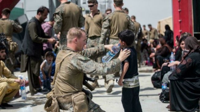 Tentara AS beri minum bocah di Afganistan. (AFP/Isaiah CAMPBELL Urusan Publik Komando Pusat AS)