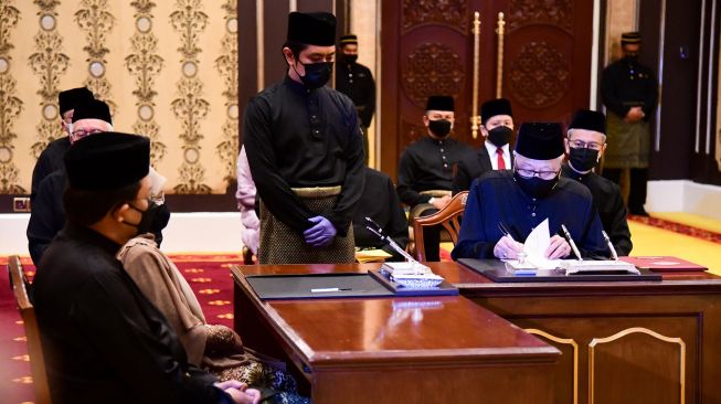 Perdana Menteri Malaysia Ismail Sabri Yaakob mengambil sumpah jabatannya saat upacara pengambilan sumpah sebagai pemimpin baru negara itu di Istana Negara, Kuala Lumpur, Malaysia, Sabtu (21/9).  [AFP/Photo]

