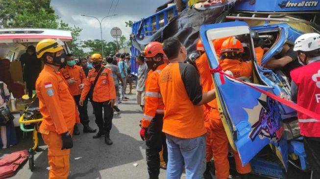 Proses evakuasi pengemudi truk yang terjepit di sebelah selatan Universitas Muhammadiyah Yogyakarta (UMY), Sabtu (21/8/2021). - (SuaraJogja.id/HO-Basarnas Yogyakarta)