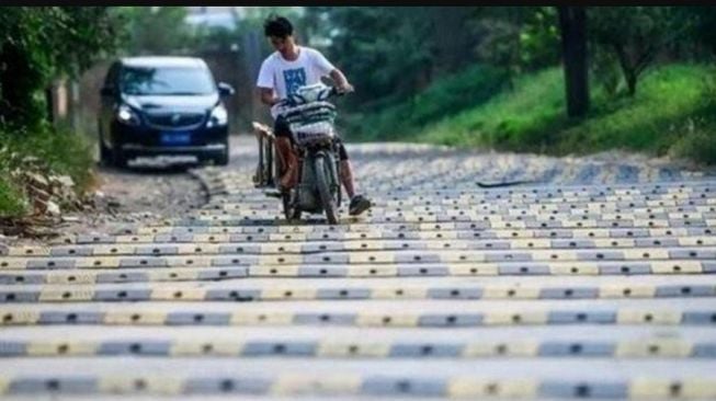 Pasti kalau lewat polisi tidur ini, pemotor langsung auto pijat (Instagram/wkwkwlan_real)